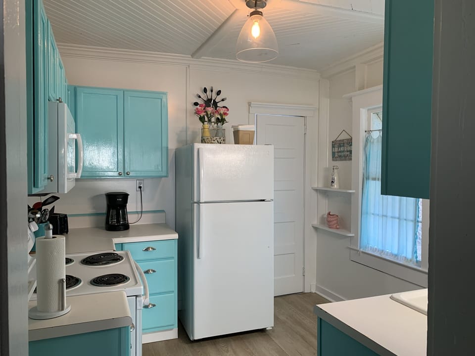 Sea Gables Cottage, 3 Bedrooms, 2 Baths and Laundry Room | Private kitchen | Fridge, microwave, oven, stovetop