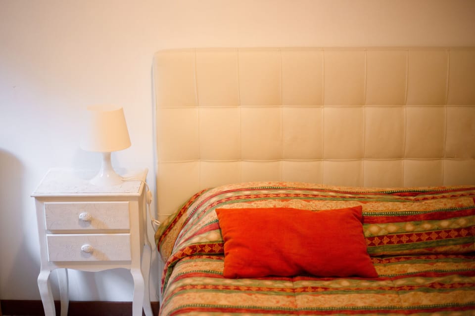 1 bedroom, Egyptian cotton sheets, premium bedding, down comforters