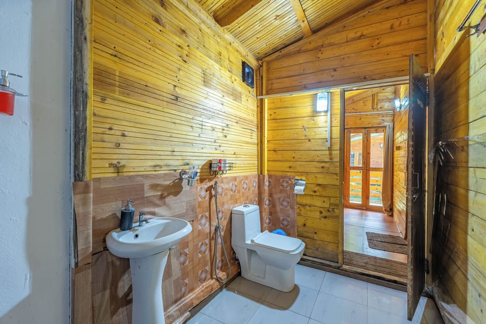 Family Room | Bathroom | Shower, towels, shampoo, toilet paper