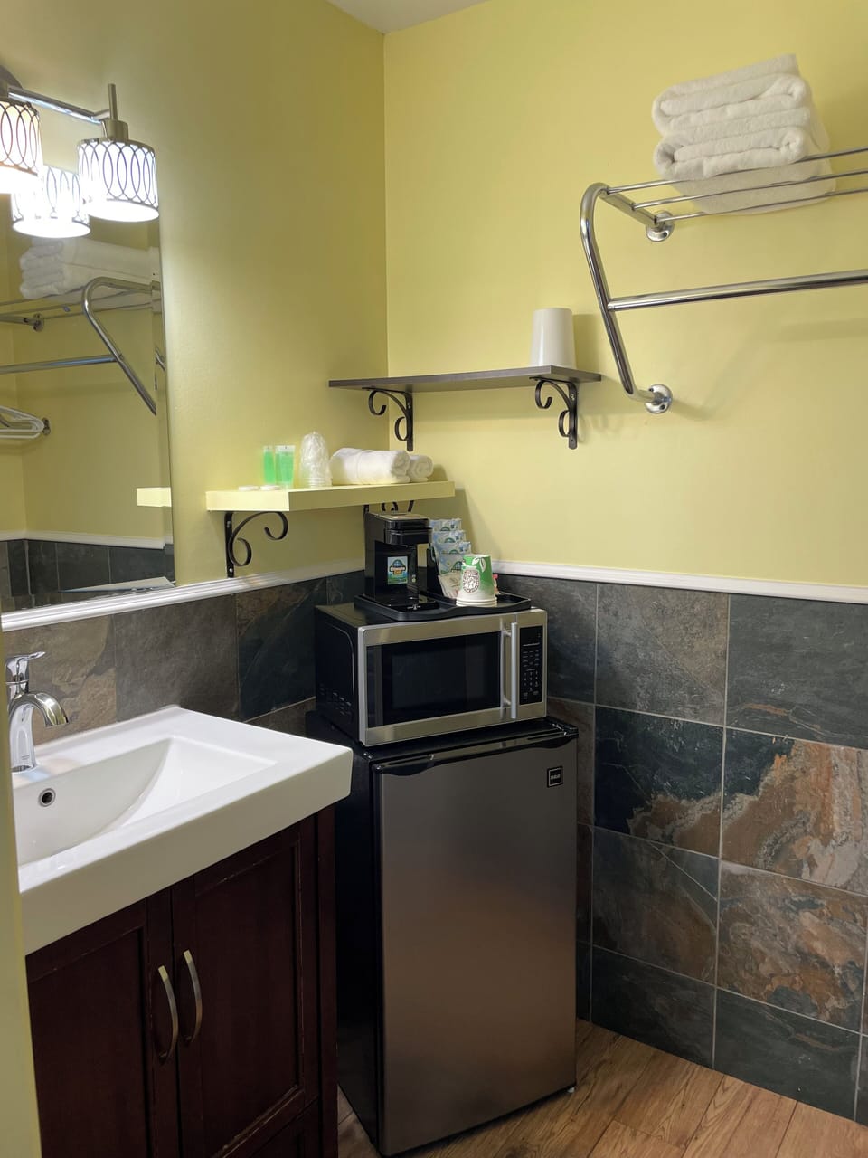 Combined shower/tub, towels