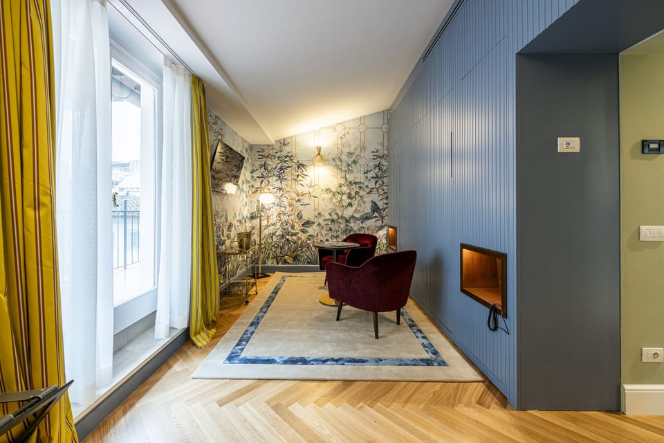 Minibar, in-room safe, desk, WiFi (free)