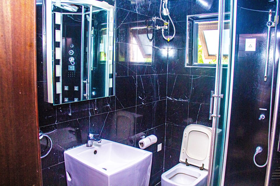 Deluxe Room | Bathroom