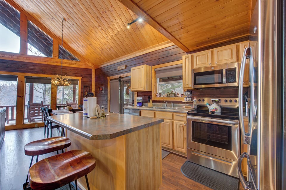 Cabin, Multiple Beds, Pool Access | Private kitchen | Fridge, microwave, oven, stovetop