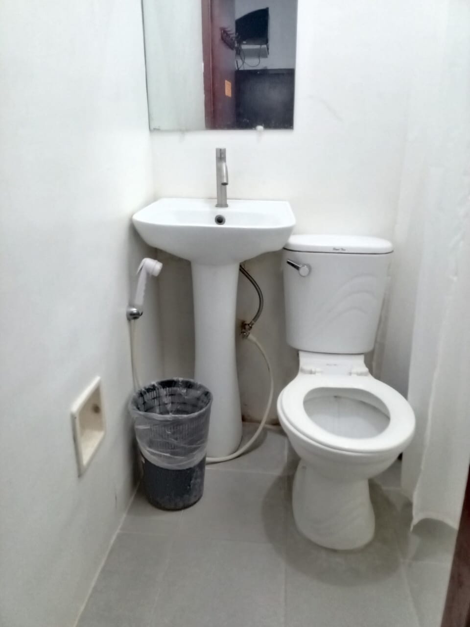 Shower, free toiletries, towels