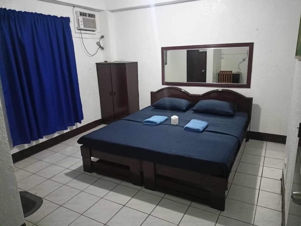 Honeymoon Suite | Desk, bed sheets