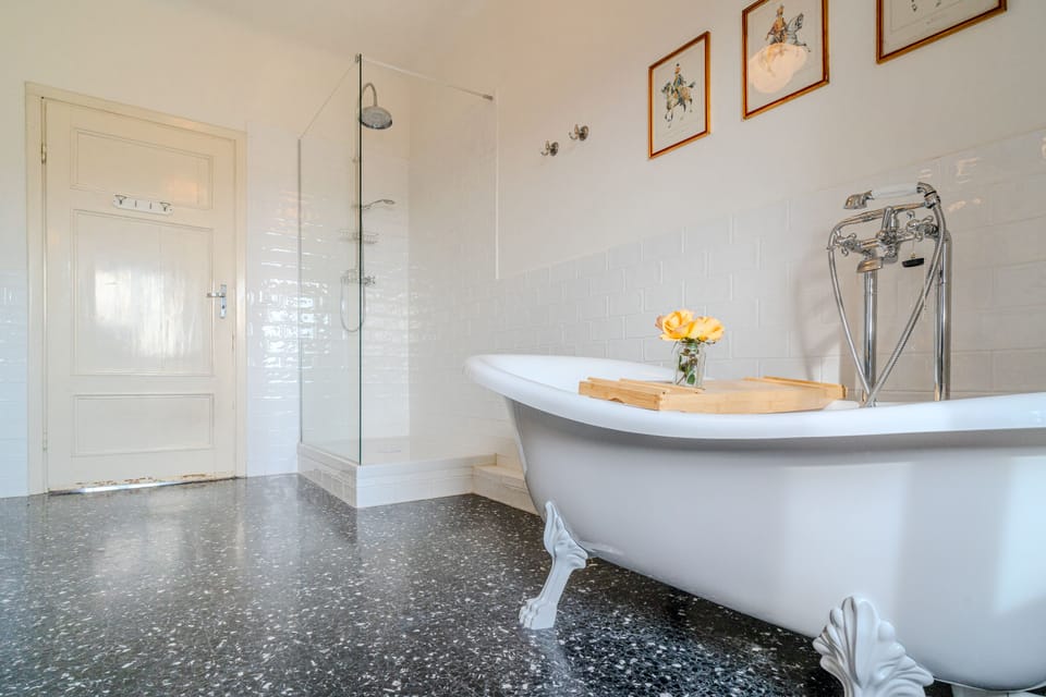 Deluxe Double Room, 1 King Bed, Hill View | Bathroom | Free toiletries, hair dryer, slippers, towels