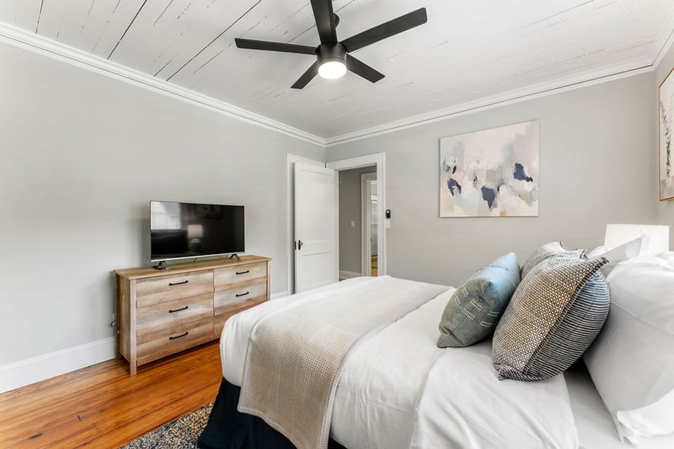 House | 3 bedrooms, desk, iron/ironing board, Internet