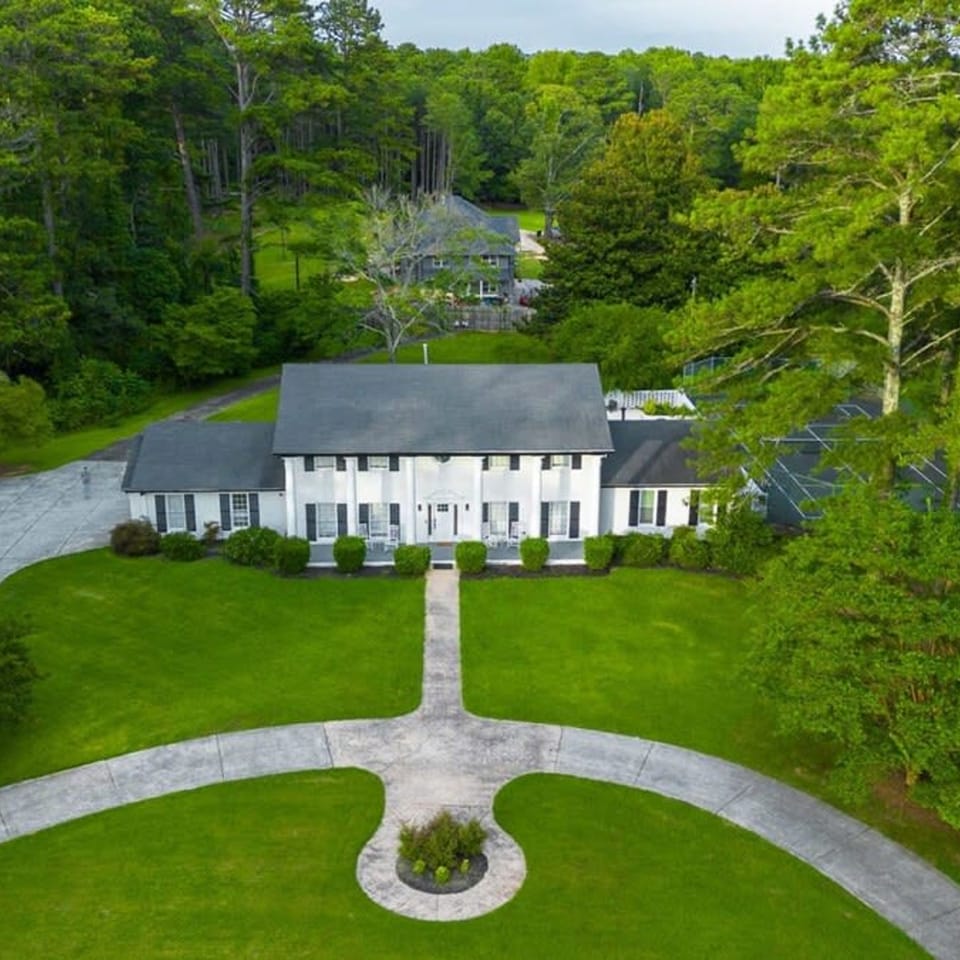 House | 5 bedrooms, iron/ironing board, high-speed internet