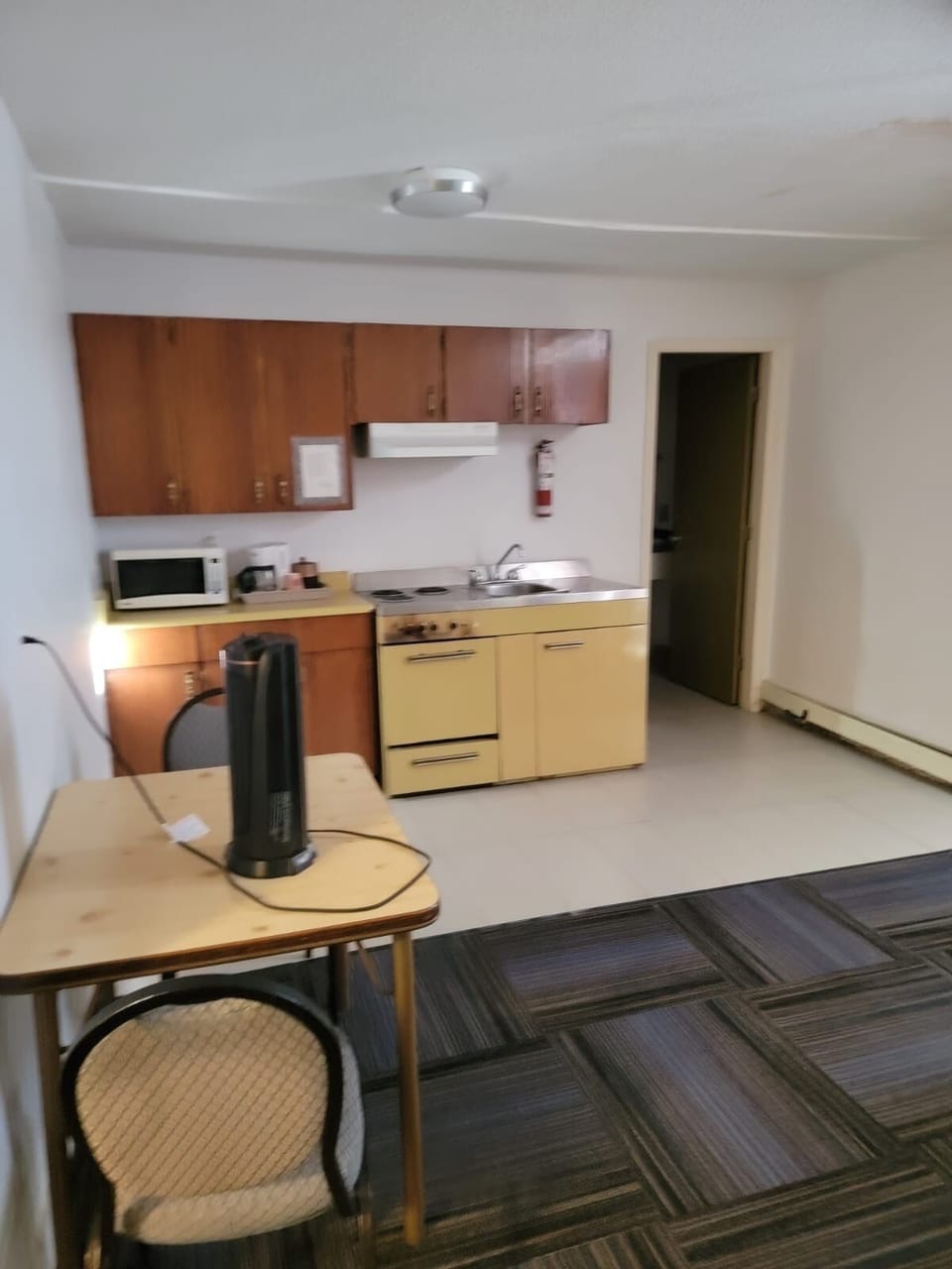 Single Room, 1 Queen Bed, Non Smoking, Kitchenette | Private kitchenette | Mini-fridge, microwave