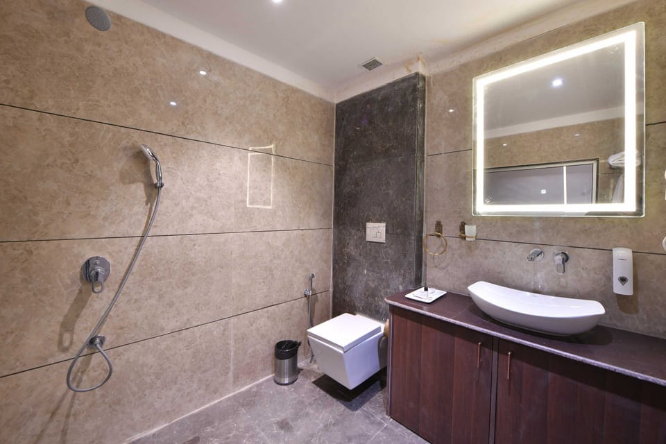 Deluxe Double Room | Bathroom | Free toiletries