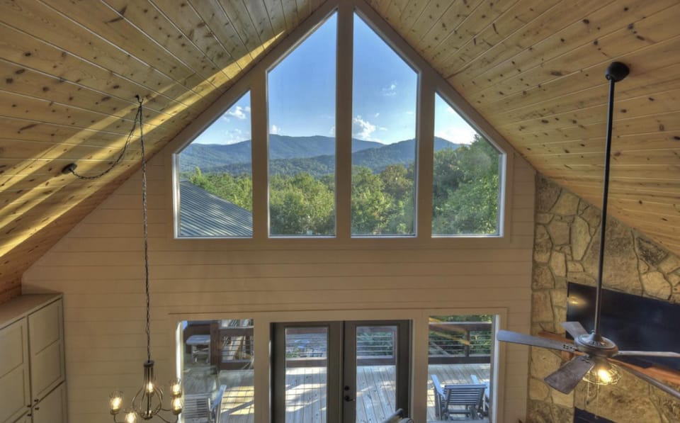 House | 4 bedrooms, desk