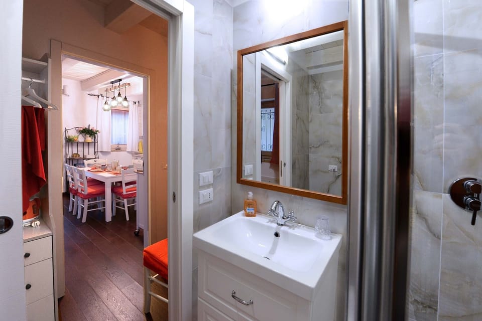 Economy Double Room | Bathroom | Shower, hair dryer, bidet, towels