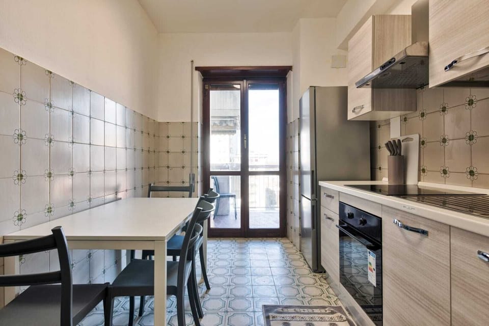 Full-size fridge, microwave, oven, stovetop