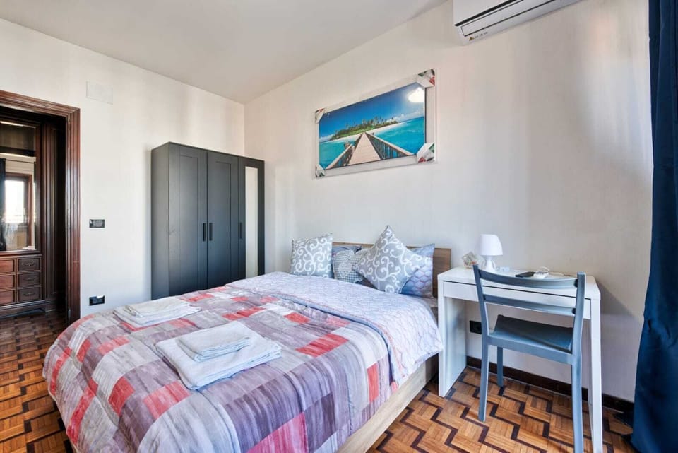 City Room | Laptop workspace, WiFi (free), bed sheets