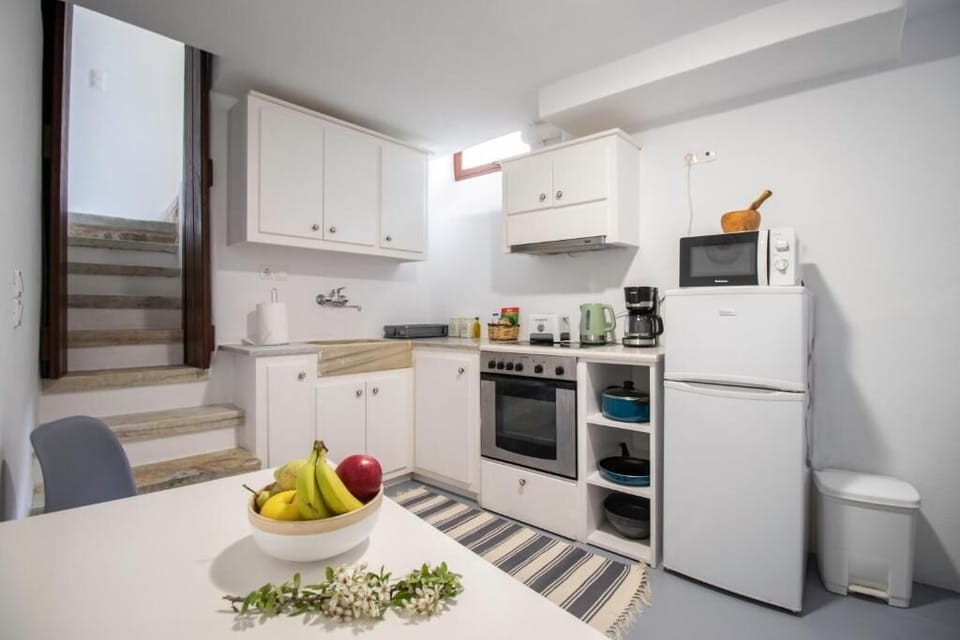 Fridge, oven, stovetop, electric kettle