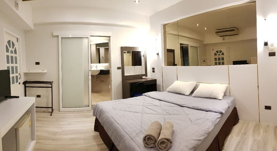 Deluxe Room, 1 King Bed | In-room safe, free WiFi, bed sheets