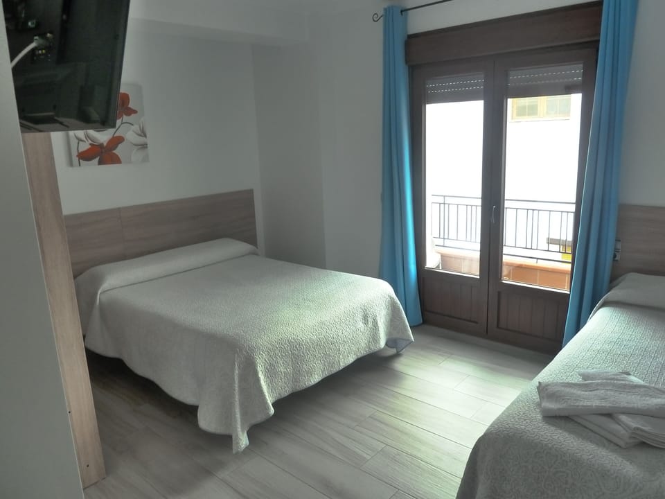 Family Shared Dormitory | Laptop workspace, free WiFi, bed sheets