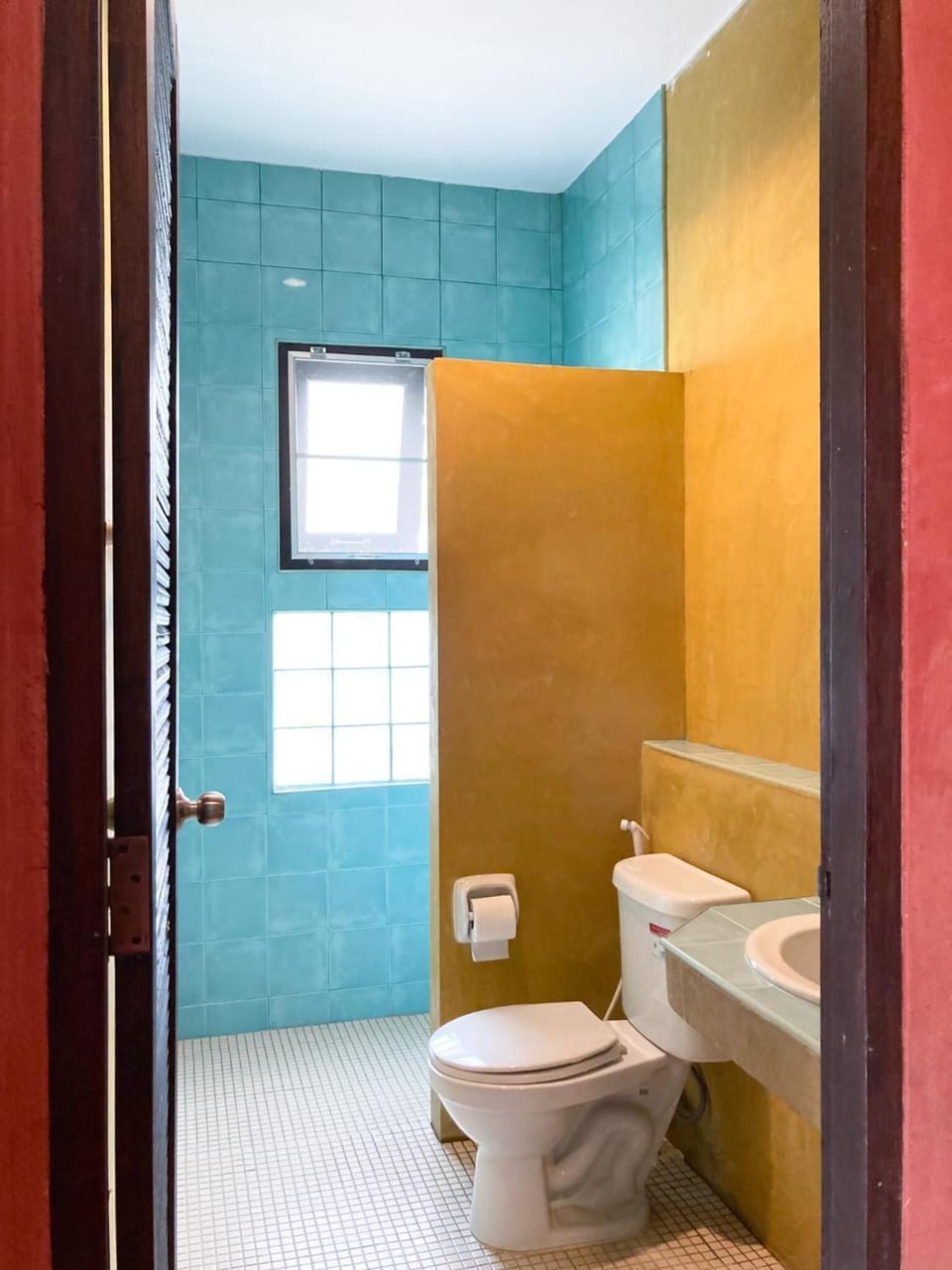 Shower, rainfall showerhead, free toiletries, towels