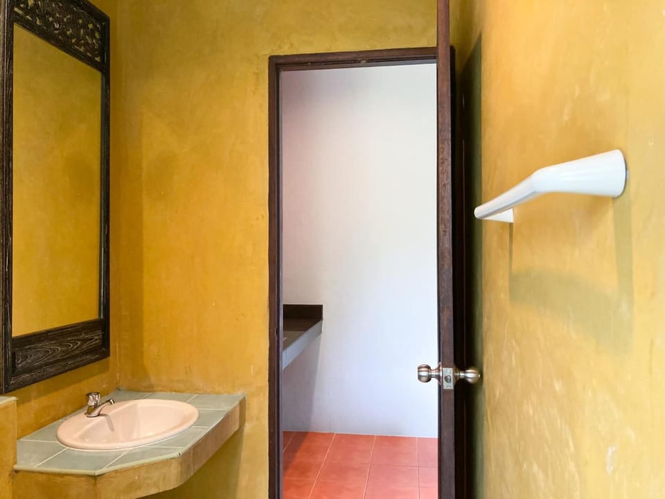 Shower, rainfall showerhead, free toiletries, towels