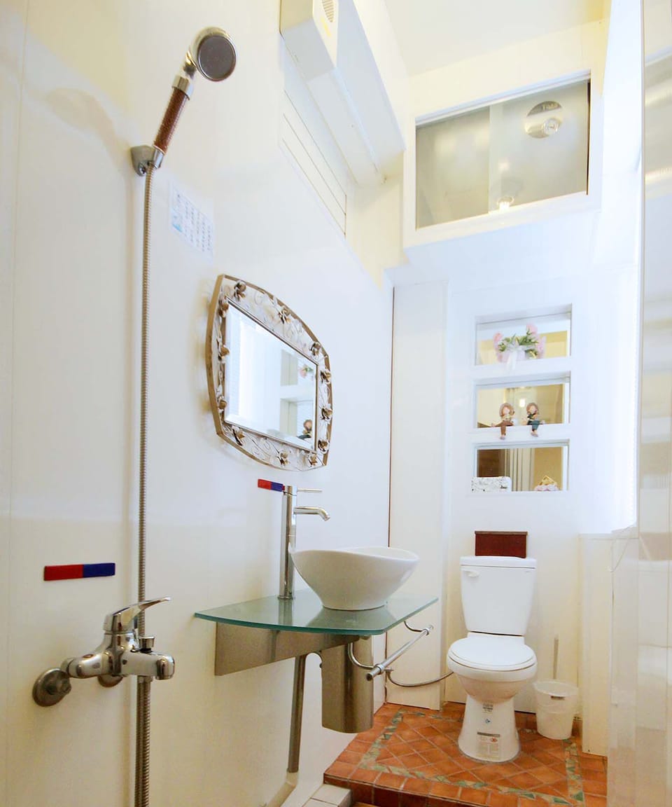 Superior Quadruple Room | Bathroom amenities | Free toiletries, hair dryer, towels, shampoo