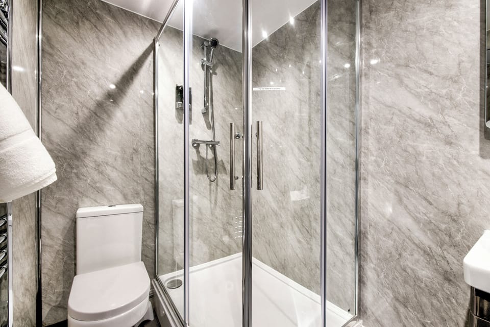 Deluxe Single Room, 1 Twin Bed, Sea View | Bathroom | Free toiletries, hair dryer, towels, soap