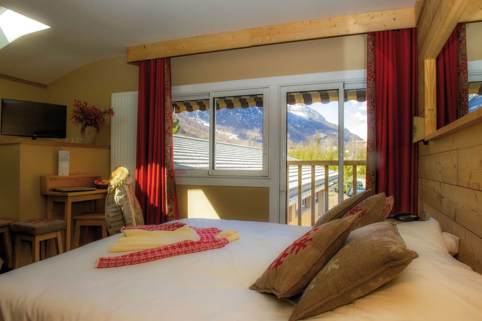 Triple Room | In-room safe, desk, soundproofing, free WiFi