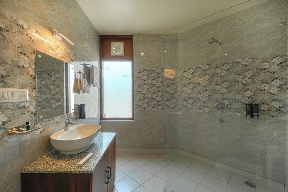 Deluxe Room, 1 Bedroom | Bathroom | Slippers, towels