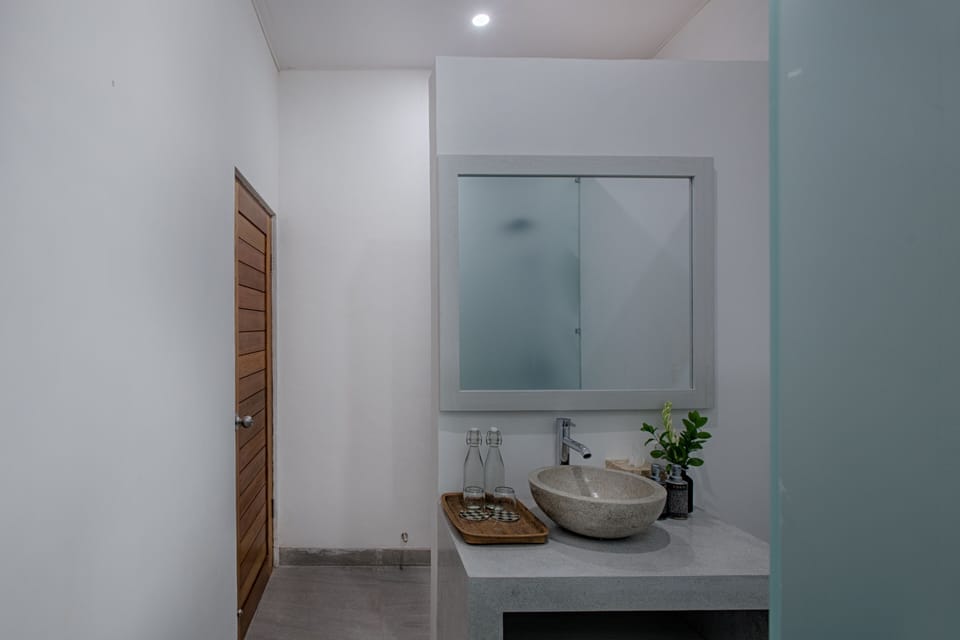 Deluxe Upper Floor | Bathroom | Shower, free toiletries, hair dryer, slippers