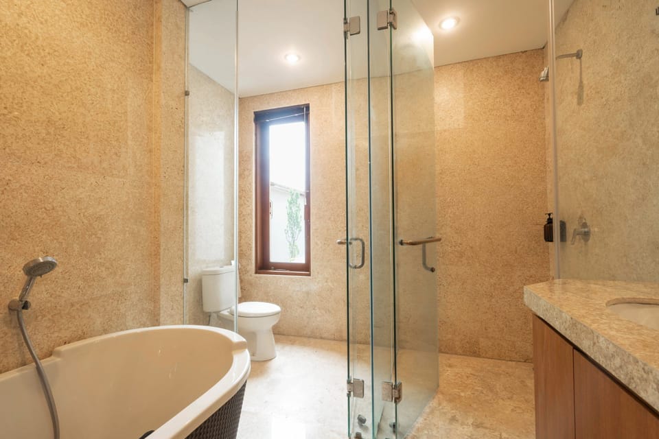Junior Suite | Bathroom | Free toiletries, hair dryer, bidet