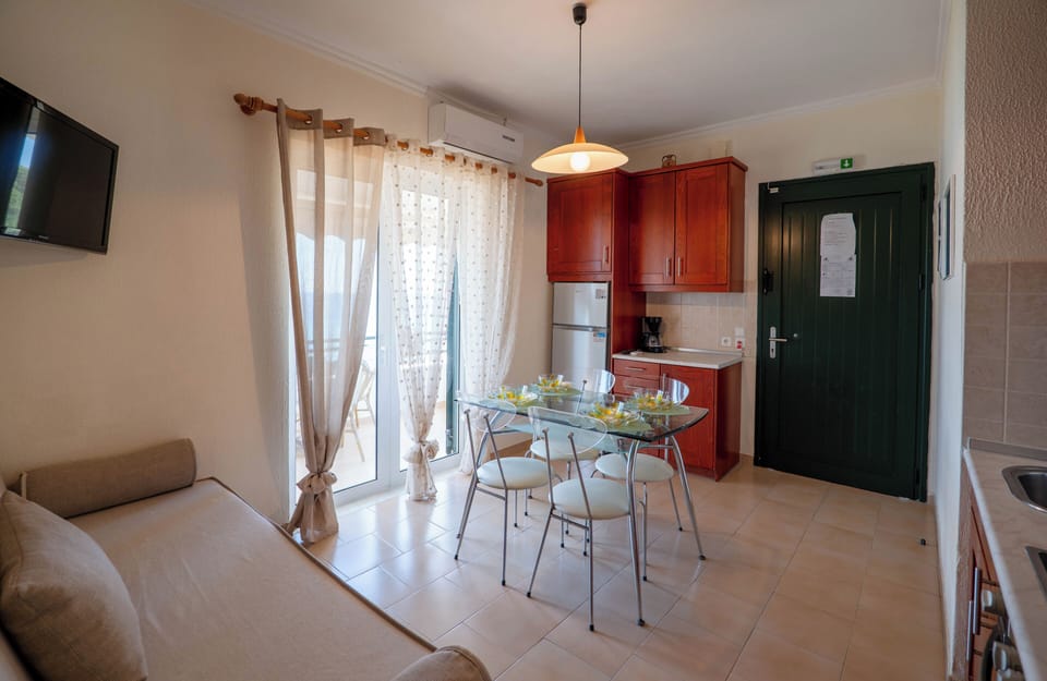 Apartment, 1 Bedroom, Smoking, Balcony | Living room