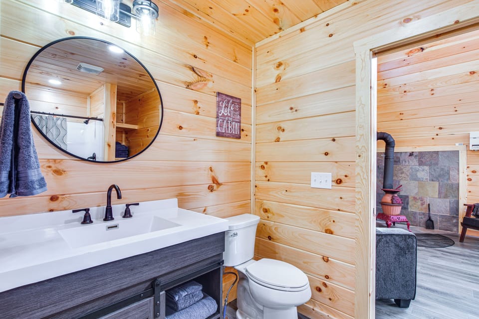 Modern Salineville Cabin on 13 Acres w/ Fire Pit! Cottage in Ohio
