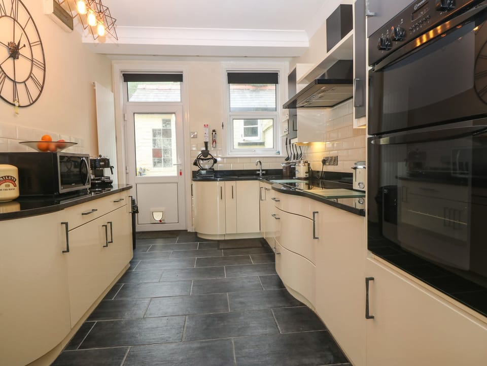 Dishwasher, cookware/dishes/utensils