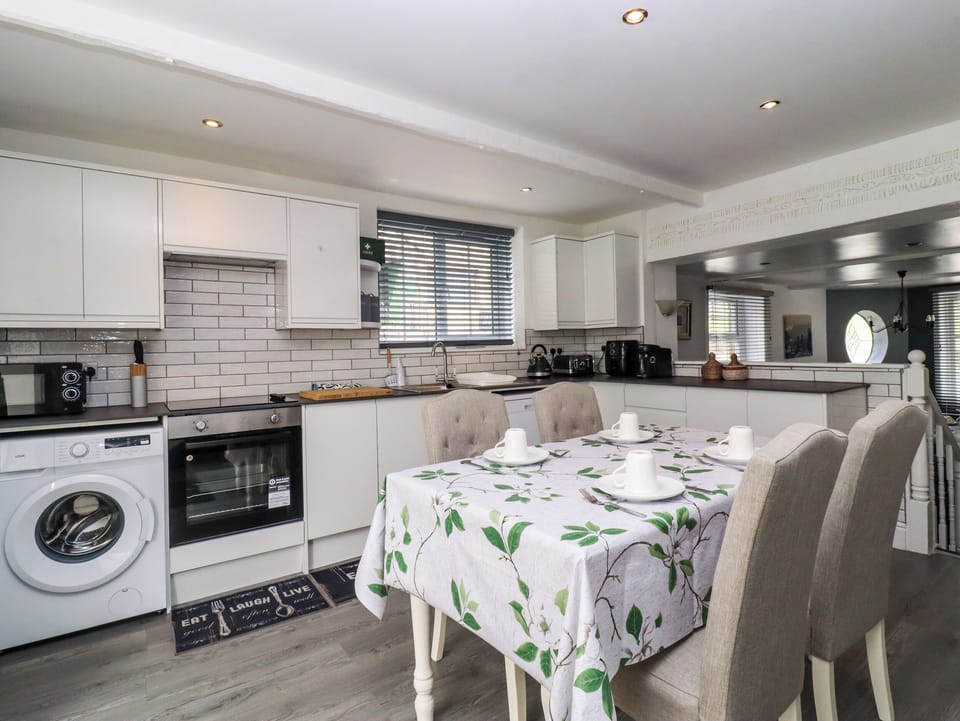 Cottage | Private kitchen | Fridge, dishwasher, cookware/dishes/utensils