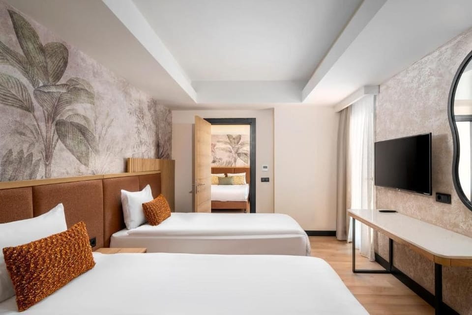 Family Room | Egyptian cotton sheets, premium bedding, free minibar, in-room safe