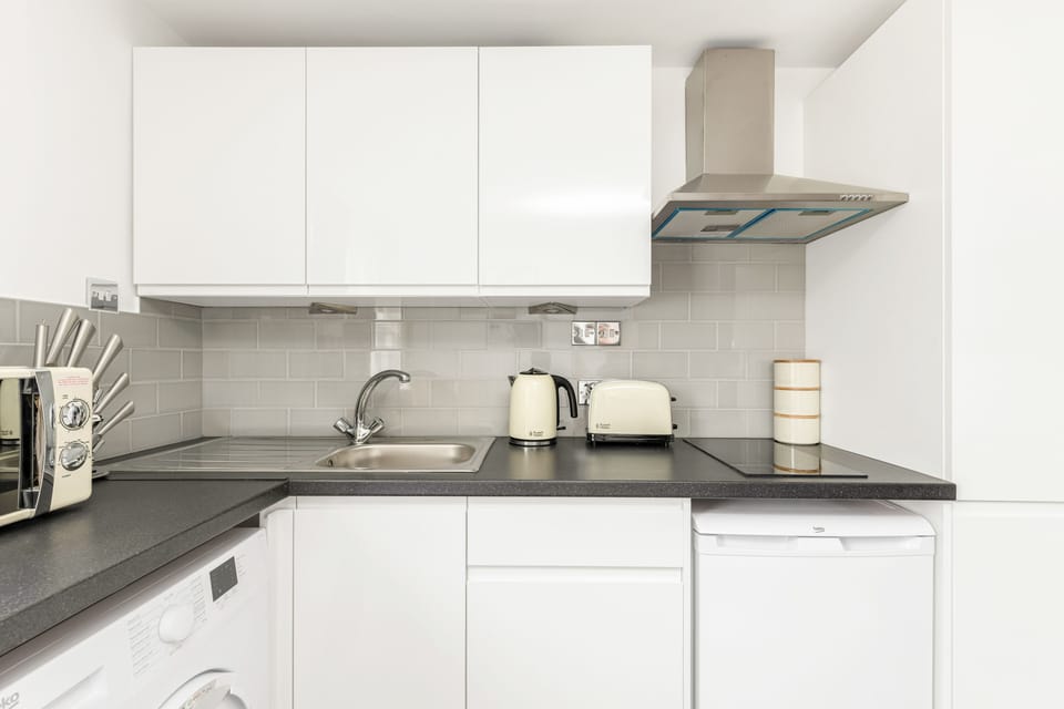 Basic Room | Private kitchen | Coffee/tea maker, electric kettle, highchair