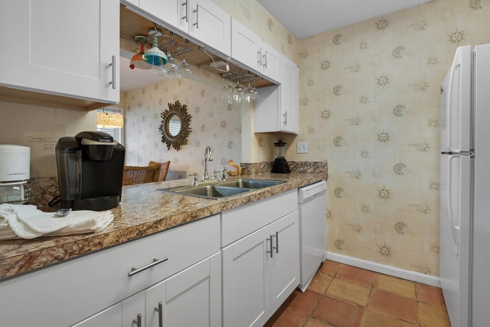 Apartment, 1 Queen Bed with Sofa bed (LaBahia 123) | Private kitchen | Oven, toaster, paper towels