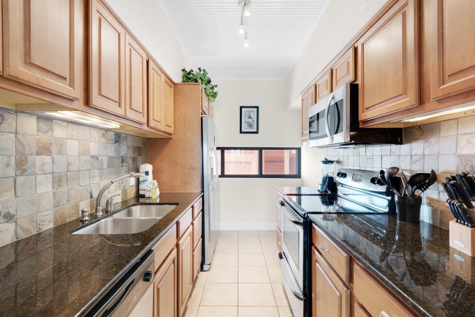Apartment, Multiple Beds (Palm Beach Club 2-219) | Private kitchen | Oven, toaster, paper towels