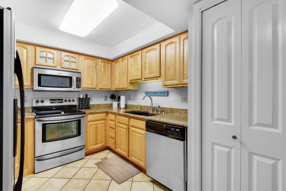 Apartment, Multiple Beds (Regency Towers 702 West- Azure Pleasu) | Private kitchen | Oven, toaster, paper towels