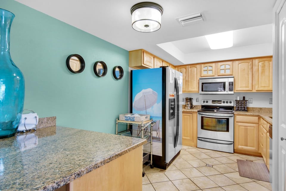 Apartment, Multiple Beds (Regency Towers 702 West- Azure Pleasu) | Private kitchen | Oven, toaster, paper towels