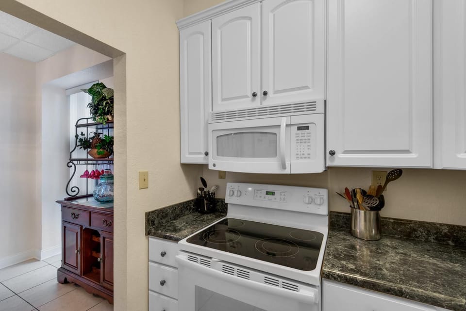 Apartment, 1 King Bed with Sofa bed (Sans Souci unit 401) | Private kitchen | Oven, toaster, paper towels