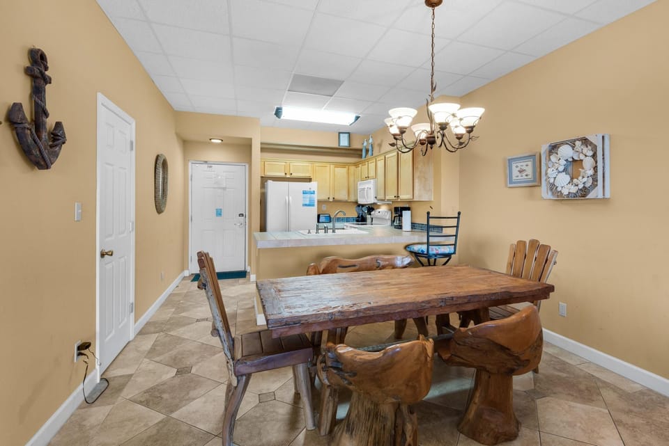 Apartment, Multiple Beds (Sans Souci unit 706) | Dining