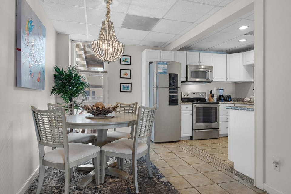 Apartment, Multiple Beds (Sans Souci unit 601) | Private kitchen | Oven, toaster, paper towels