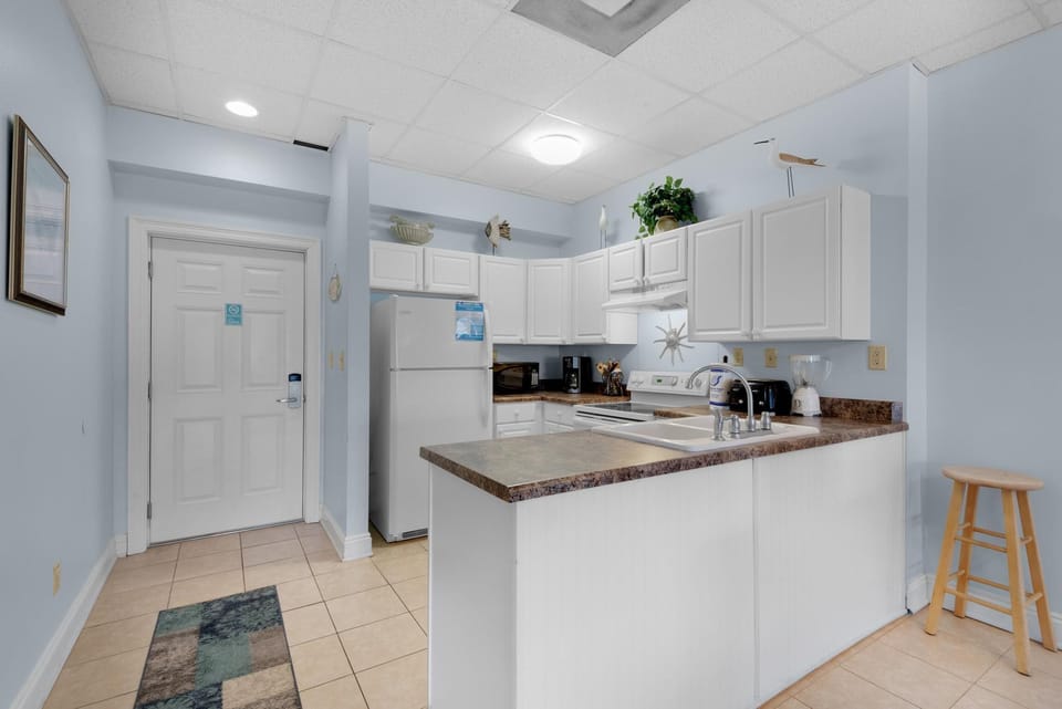 Apartment, Multiple Beds (Sans Souci unit 705) | Private kitchen | Oven, toaster, paper towels