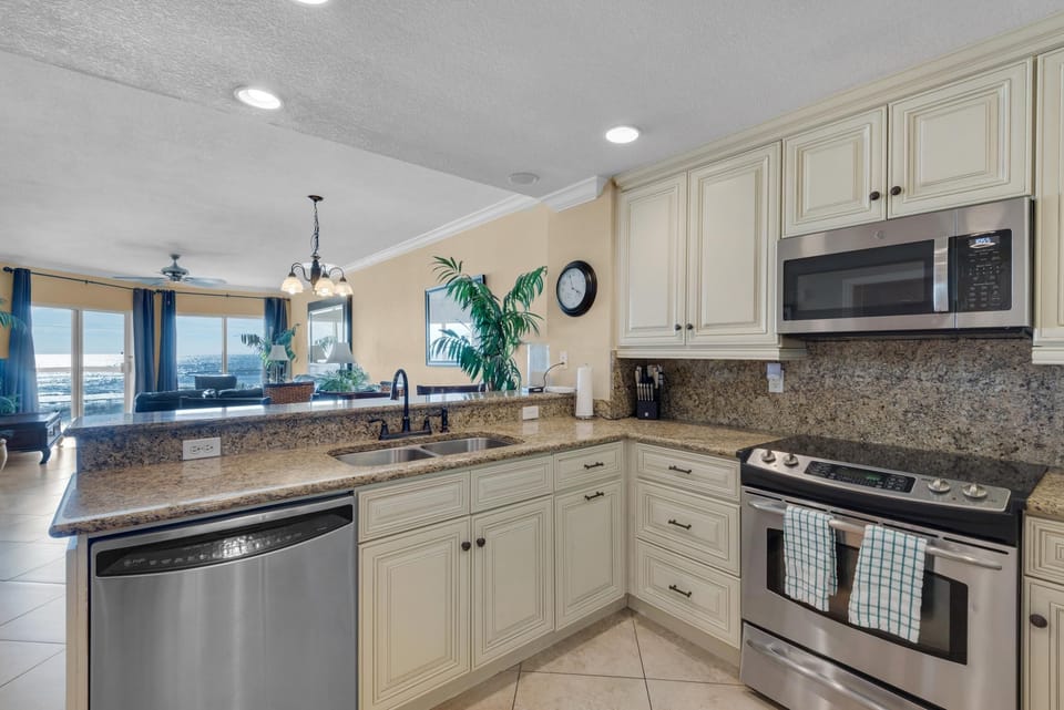 Apartment, Multiple Beds (Emerald Isle unit 202) | Private kitchen | Oven, toaster, paper towels