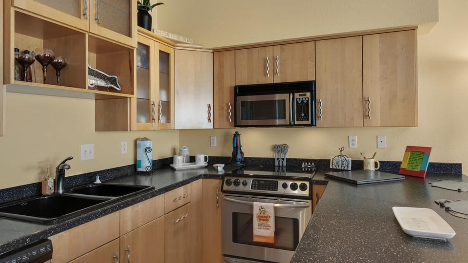 Apartment, 1 King Bed with Sofa bed (Seahorse unit M) | Private kitchen | Oven, toaster, paper towels