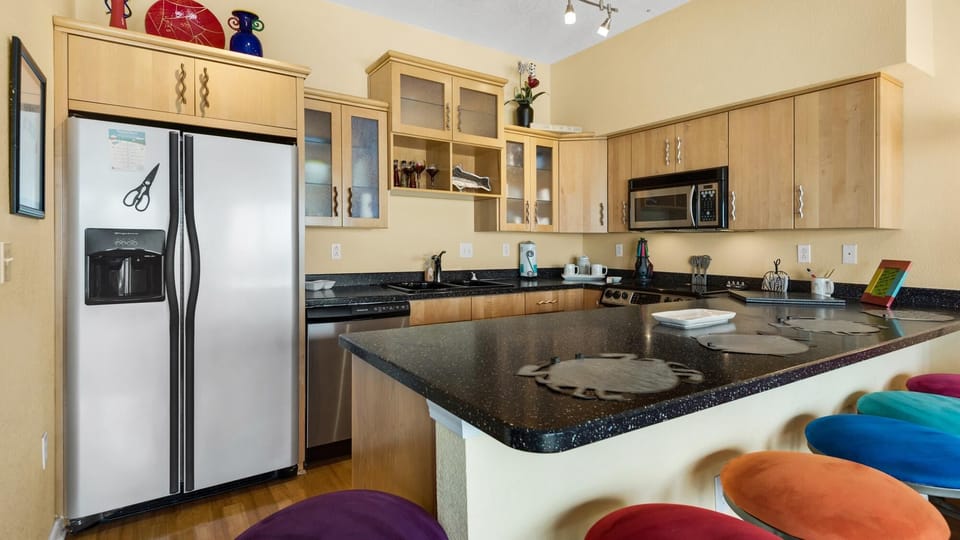 Apartment, 1 King Bed with Sofa bed (Seahorse unit M) | Private kitchen | Oven, toaster, paper towels