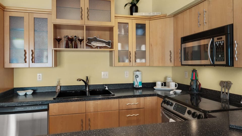 Apartment, 1 King Bed with Sofa bed (Seahorse unit M) | Private kitchen | Oven, toaster, paper towels