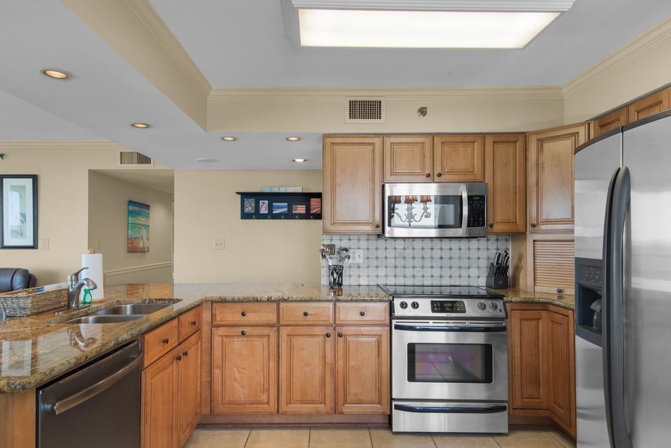Apartment, Multiple Beds (Tristan Towers unit 5A) | Private kitchen | Oven, toaster