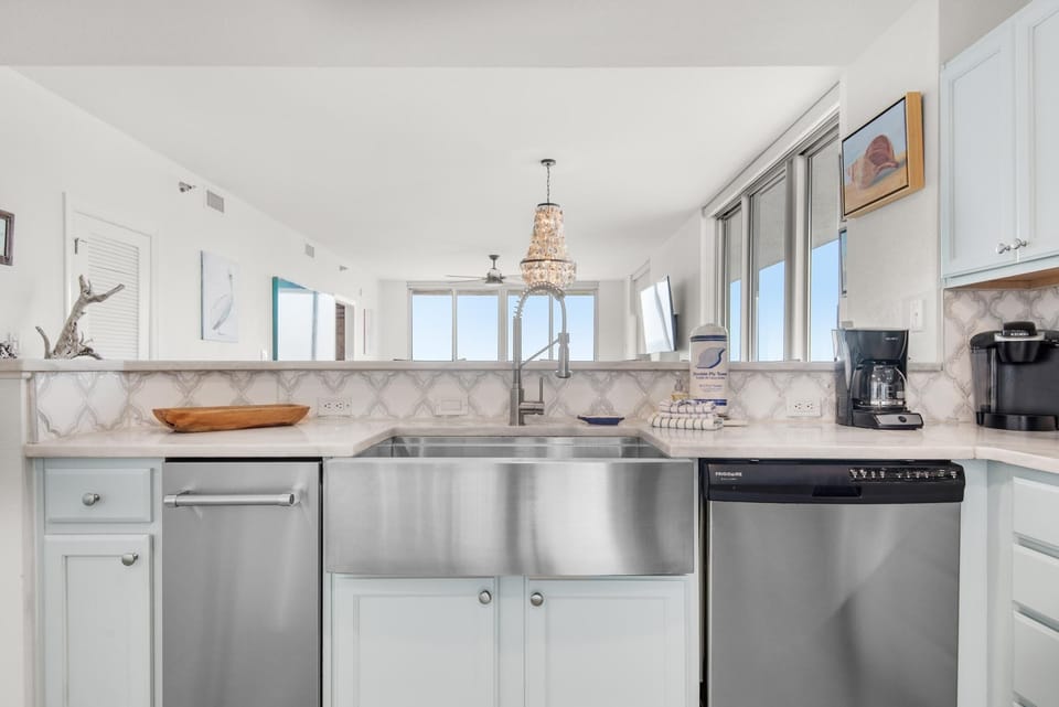 Apartment, Multiple Beds (Emerald Dolphin unit 650) | Private kitchen | Oven, toaster, paper towels