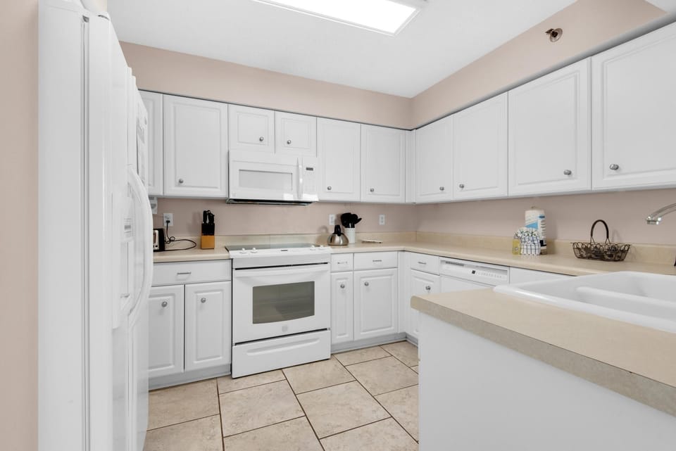 Apartment, 1 Queen Bed (Tristan Towers unit 9B) | Private kitchen | Oven, toaster
